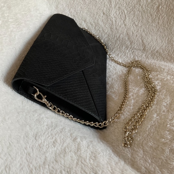 Croc-embossed Old navy bag. Black evening bag with gold-tone chain link strap. - Picture 3 of 6